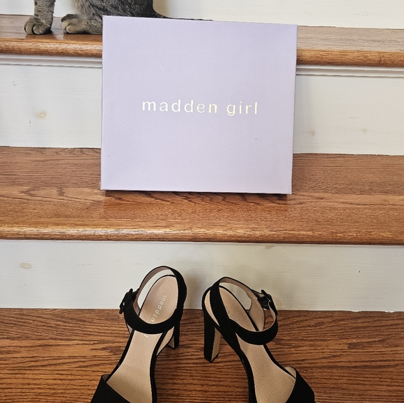 Madden Girl sandals; 5" Heel; Size 8.5M - Picture 10 of 12